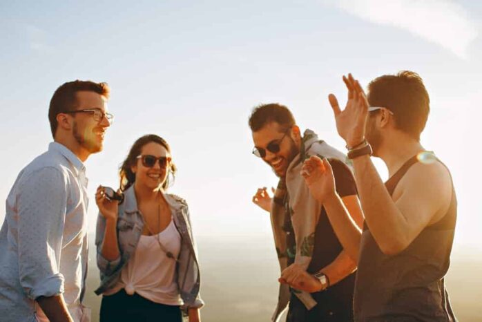 how-to-meet-new-people-698x466-1